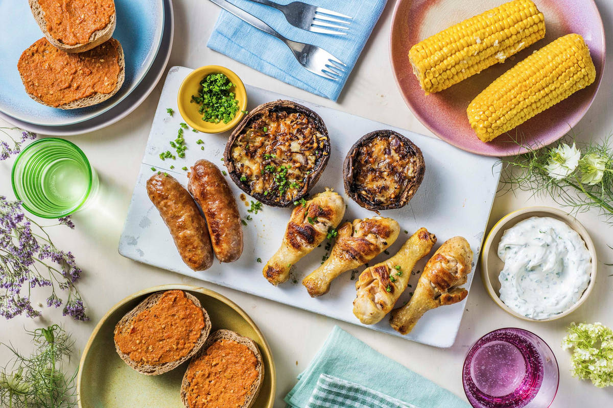 BBQ-plank met Brandt&Levie worst en kipdrumsticks