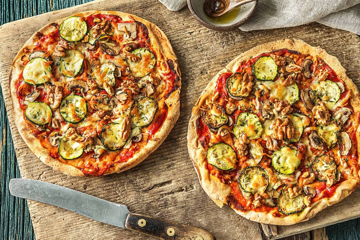Pizza sur pain plat aux courgettes grillées