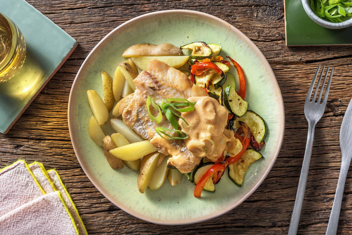 Pochiertes Fischfilet in Tomatenrahm