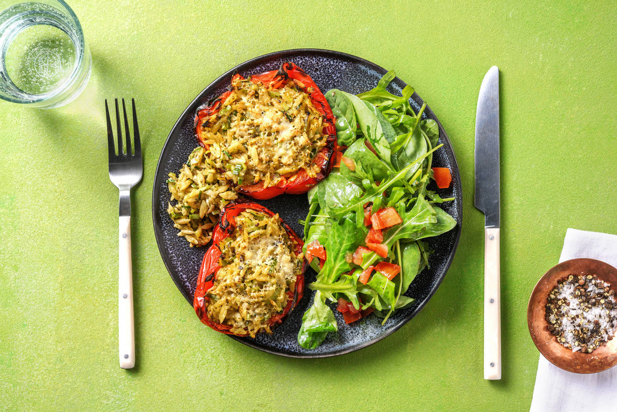 Poivrons farcis à l’orzo, au pecorino et à la crème de basilic