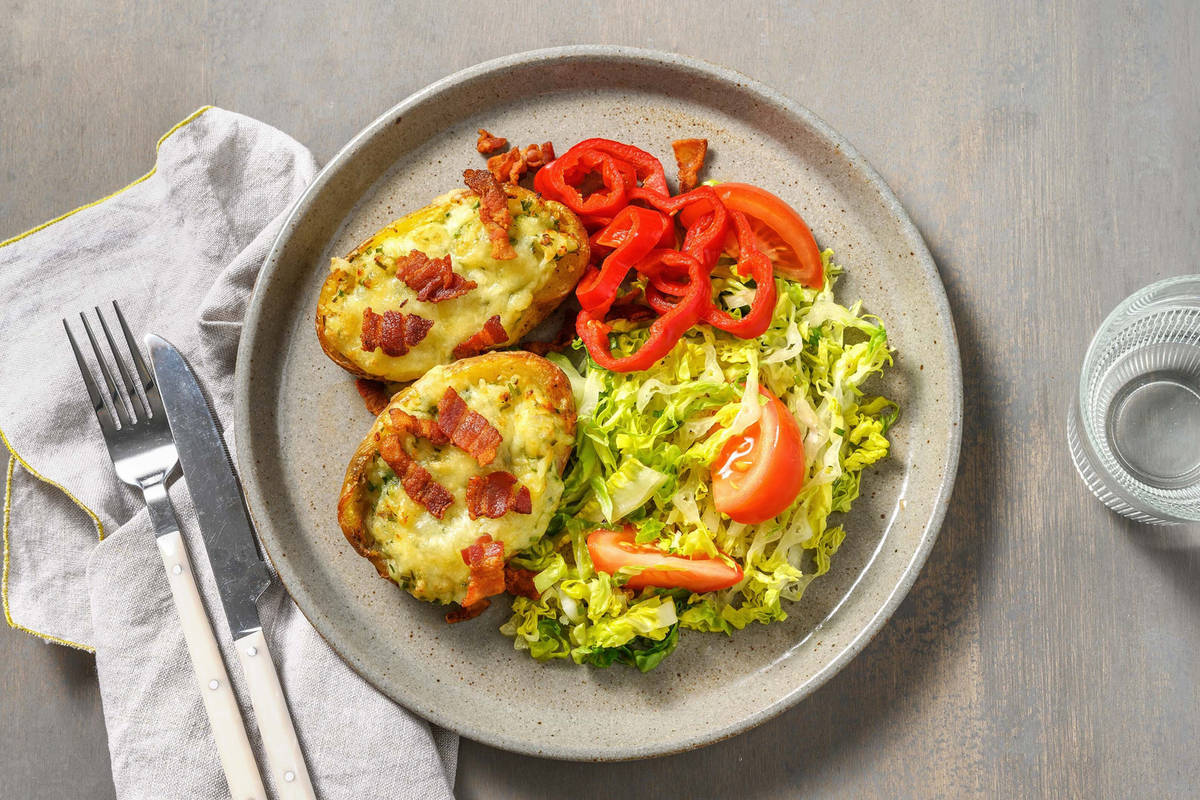 Gepofte aardappel met spek, crème fraiche en cheddar