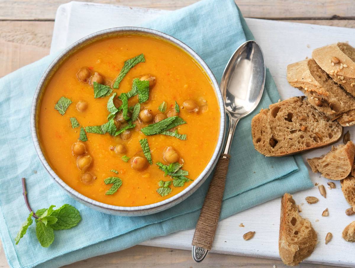 Pompoen-kikkererwtensoep met meergranenbaguette