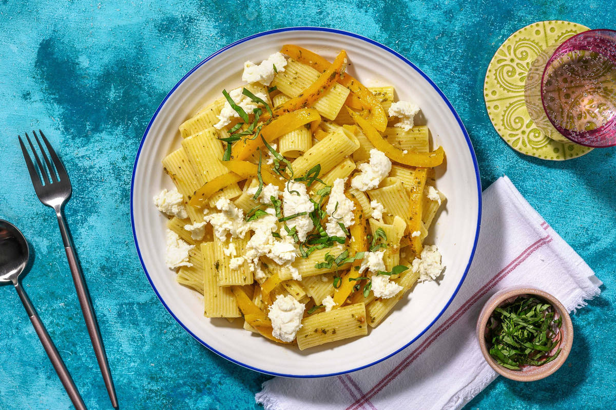Rigatoni mit Mozzarella und gelber Peperoni
