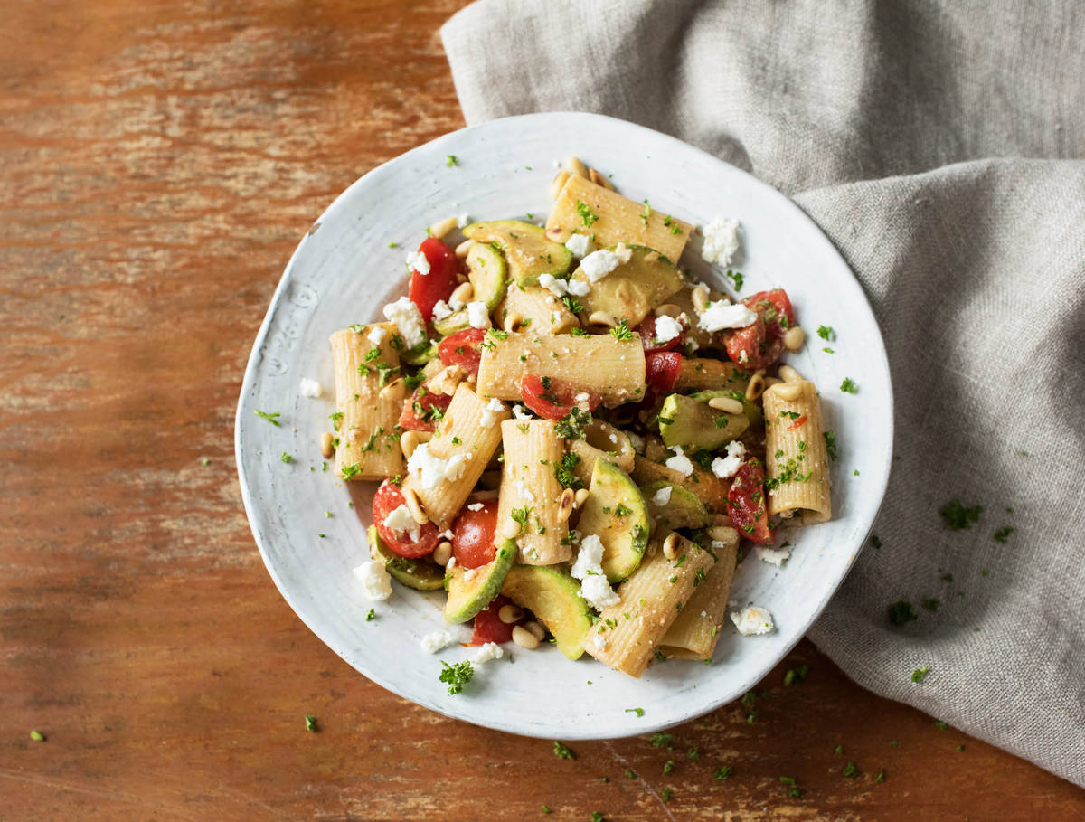 Rigatonisalade met witte courgette, cherrytomaten en feta