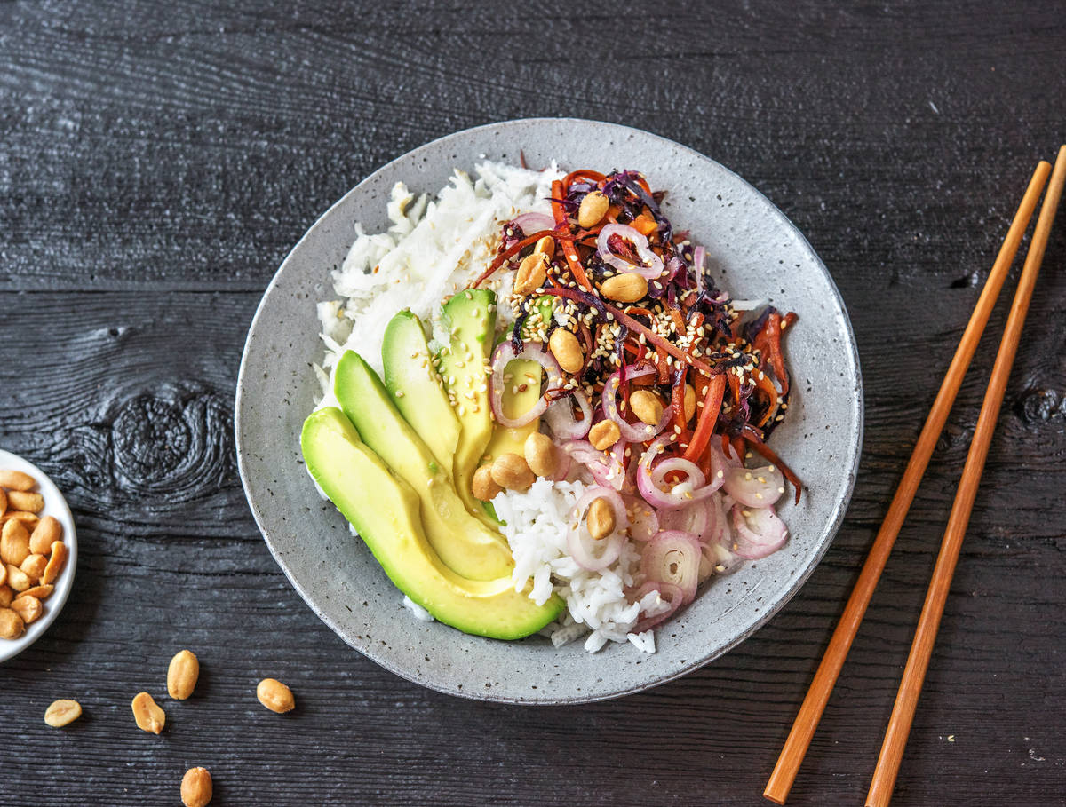 Riz aux légumes croustillants avec graines de sésame et cacahuètes