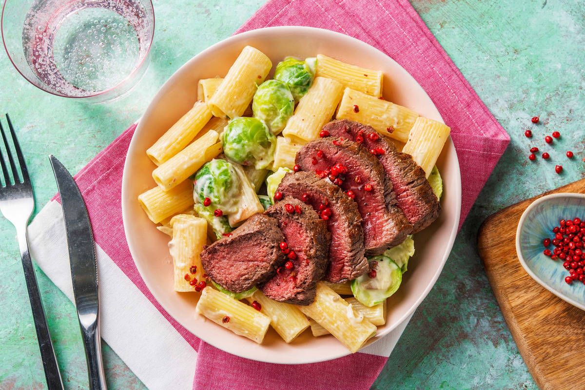 Rindersteak auf Rigatoni in rosa Pfefferrahmsauce