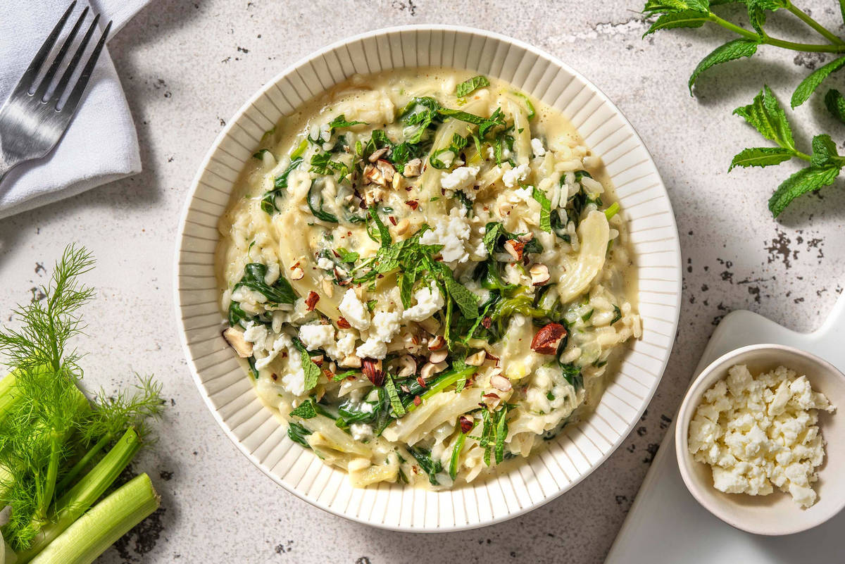 Risotto aux épinards parsemé de fromage grec
