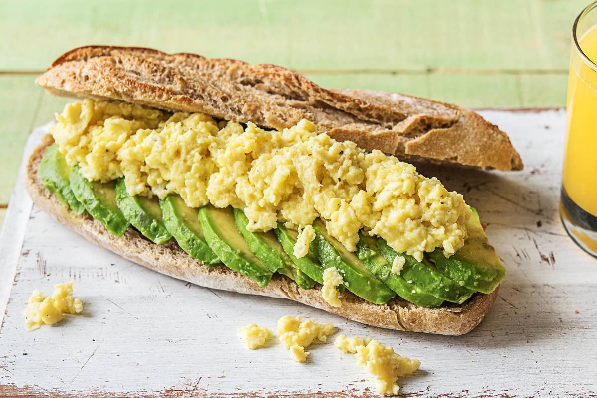 Baguette à l’épeautre, œufs brouillés et gruyère