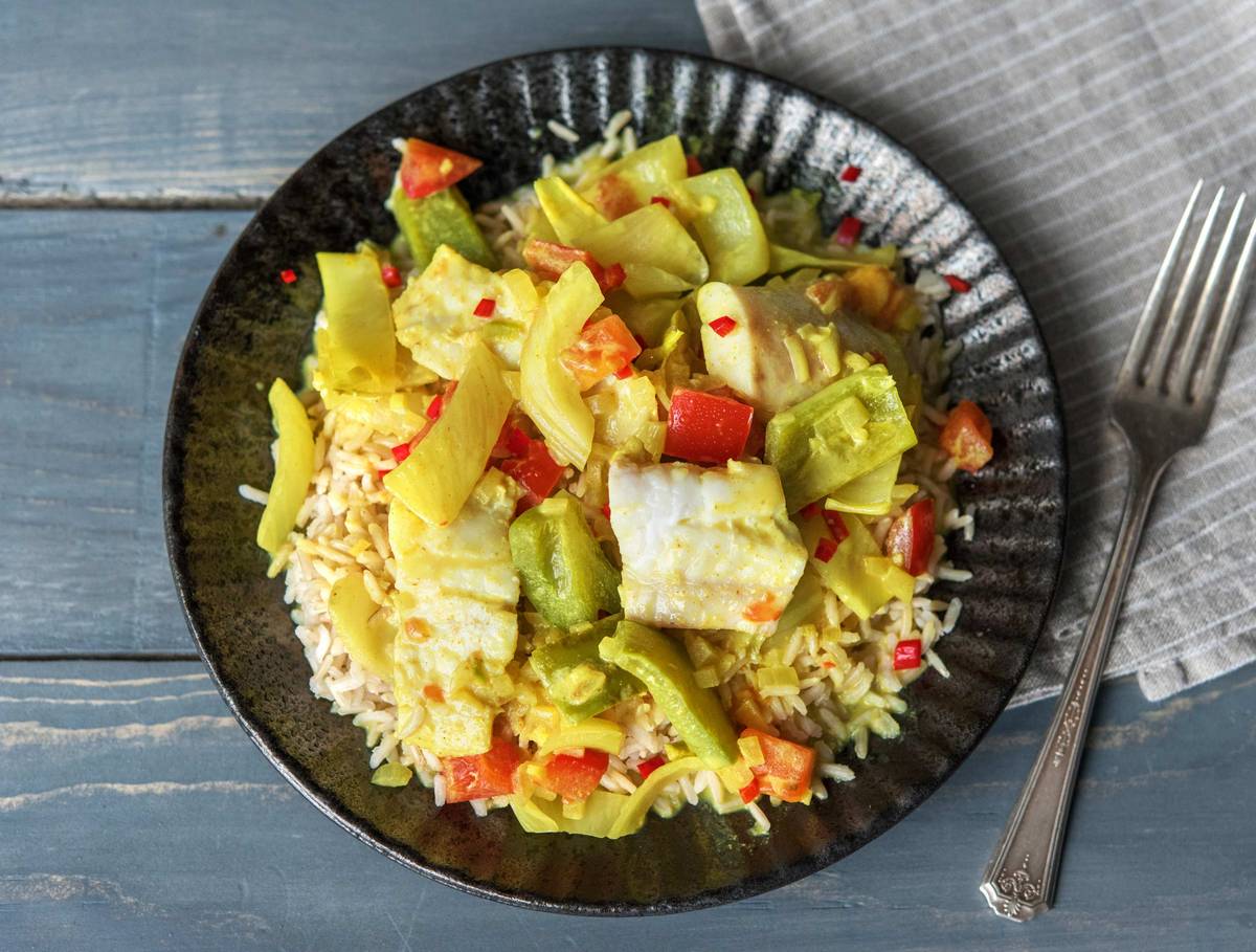 Curry de poisson crémeux, légumes et riz cargo
