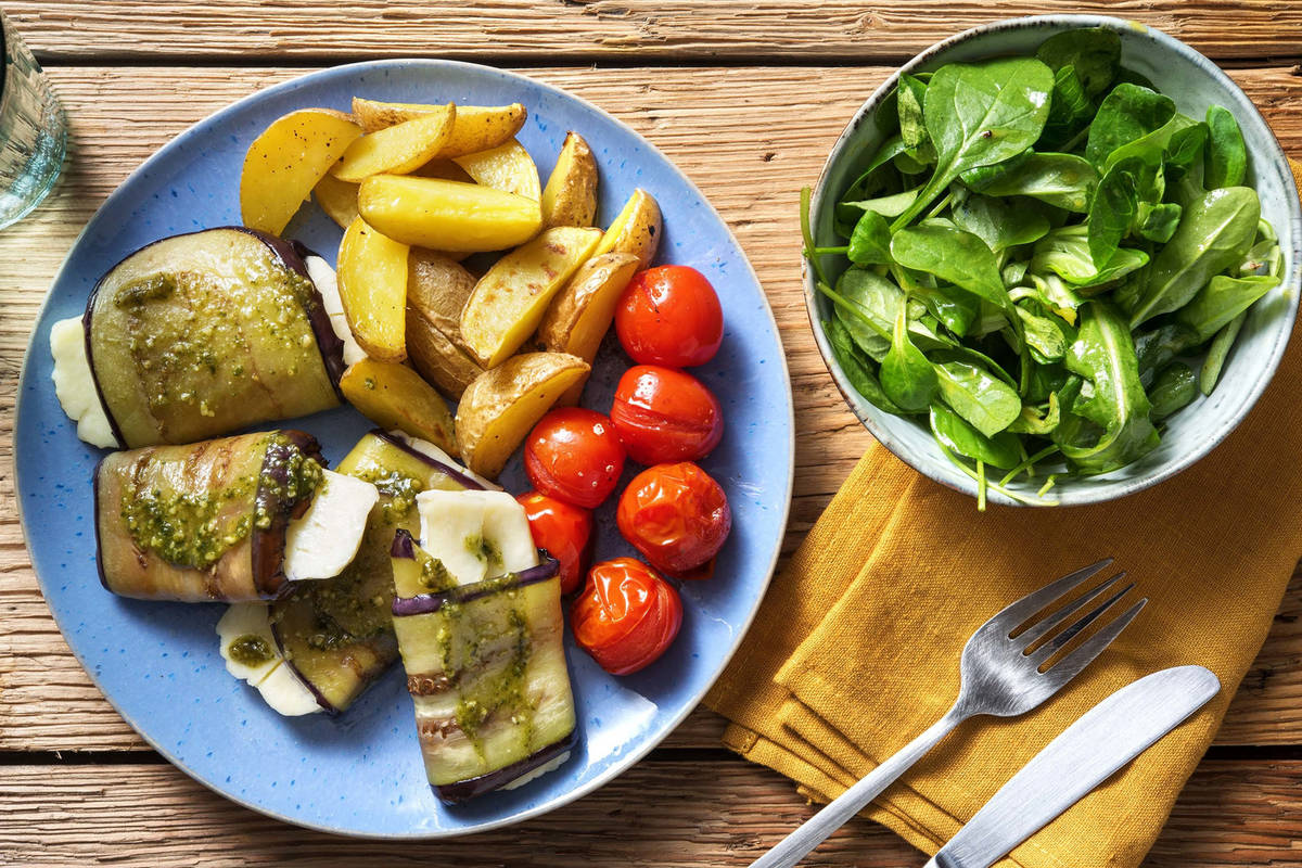Roulades d’aubergine au halloumi et à la crème de basilic