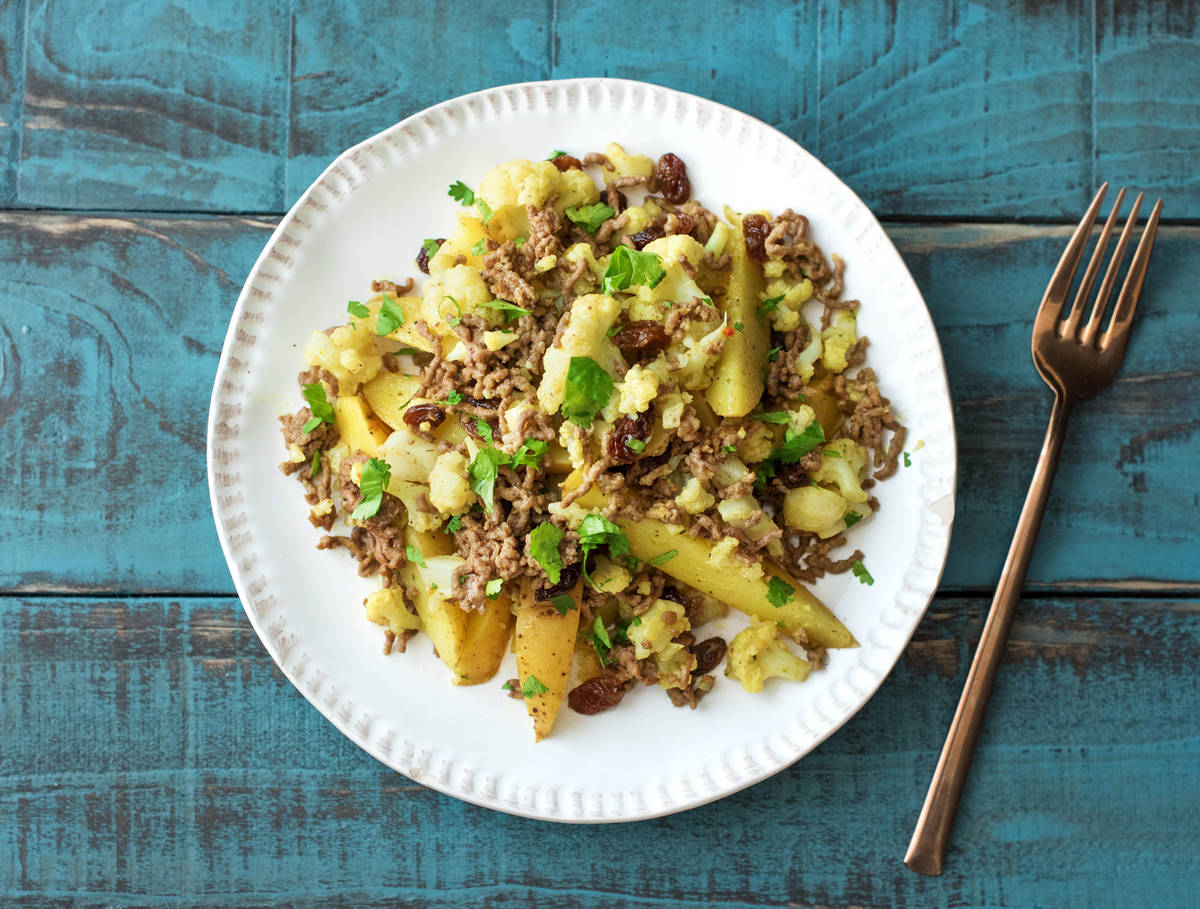 Rundergehakt-aardappelschotel met bloemkool, currykruiden en rozijnen