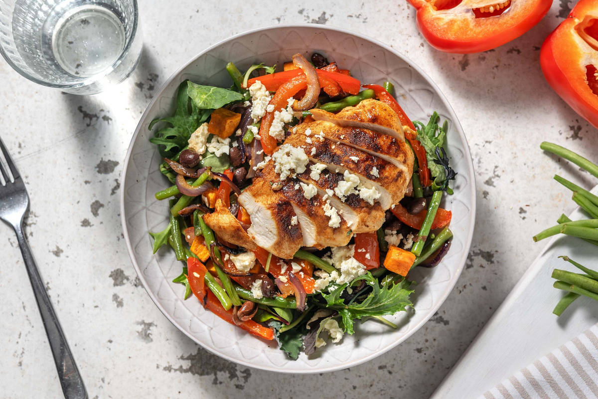Salade de légumes rôtis aux épices mexicaines et filet de poulet