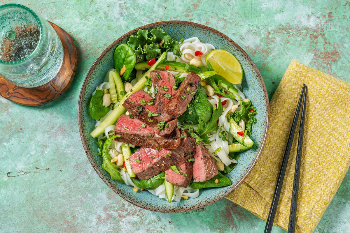 Aziatische noedelsalade met kogelbiefstuk