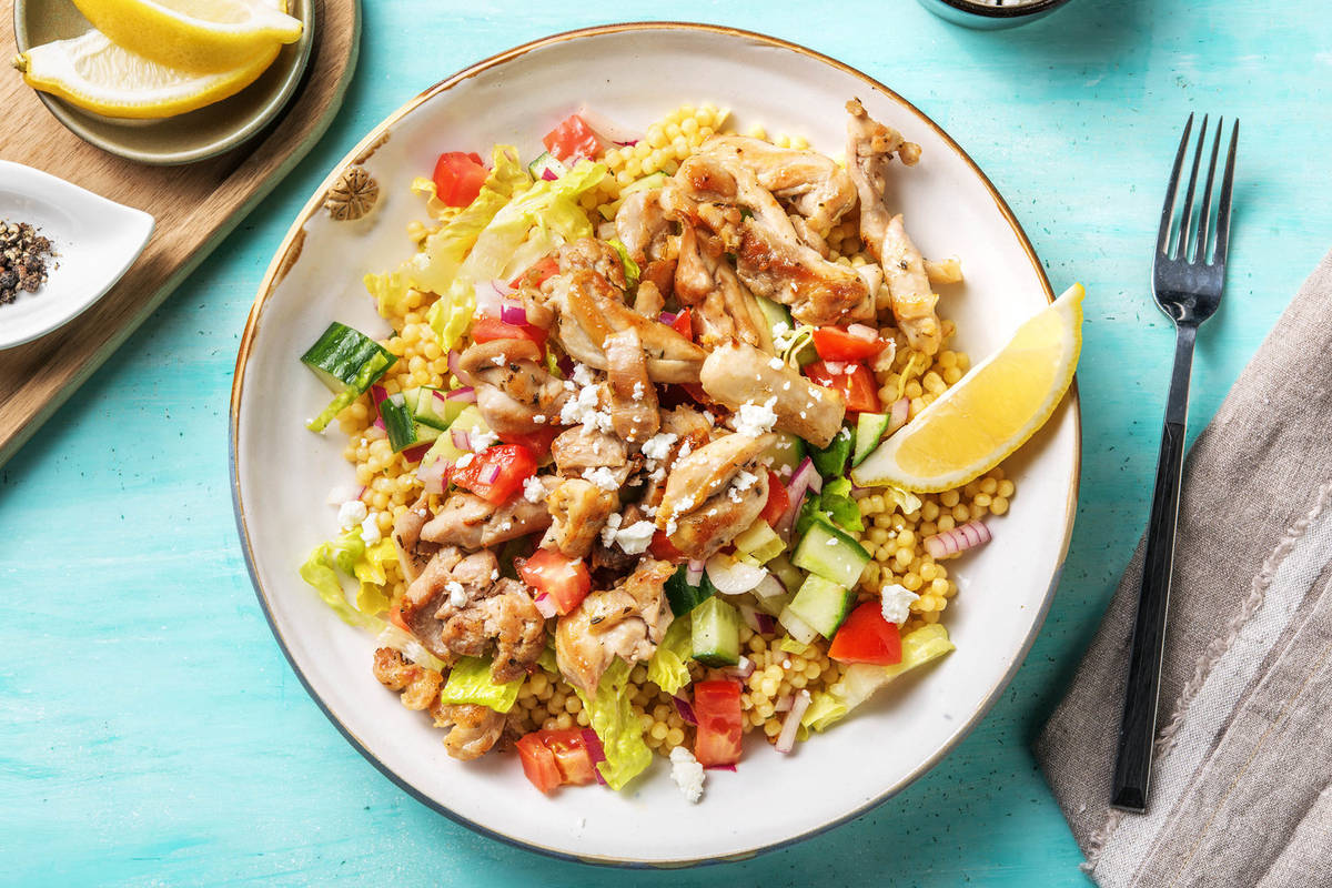 Griekse salade met kippendij en parelcouscous