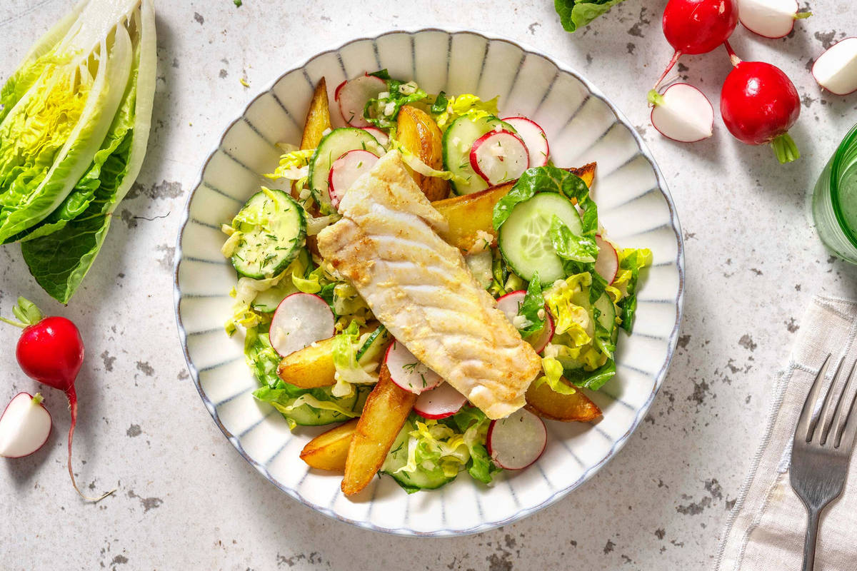 Scandinavische salade met schelvisfilet