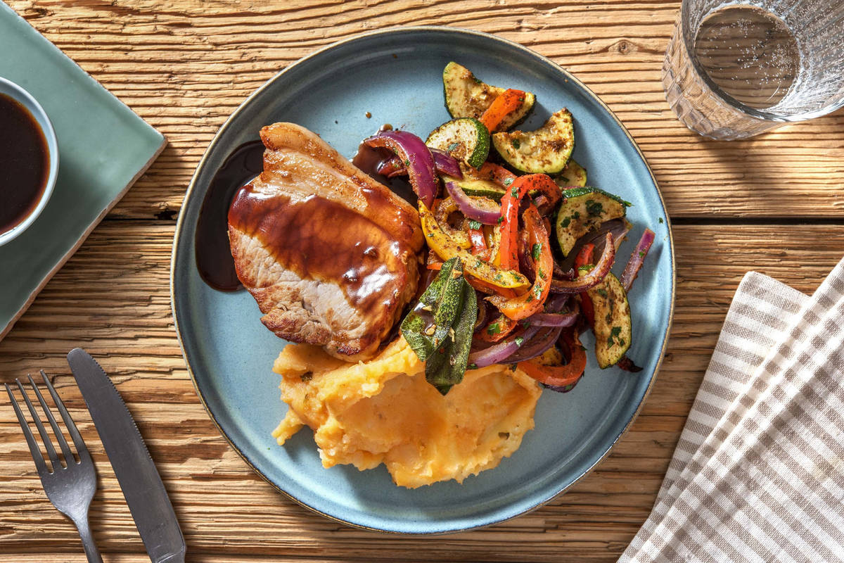 Salbei-Schweinsnierstücke mit Ofengemüse