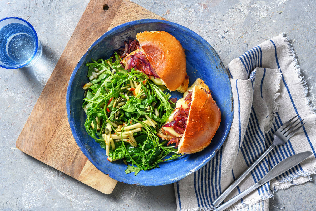 Sandwich au brie et aux oignons caramélisés