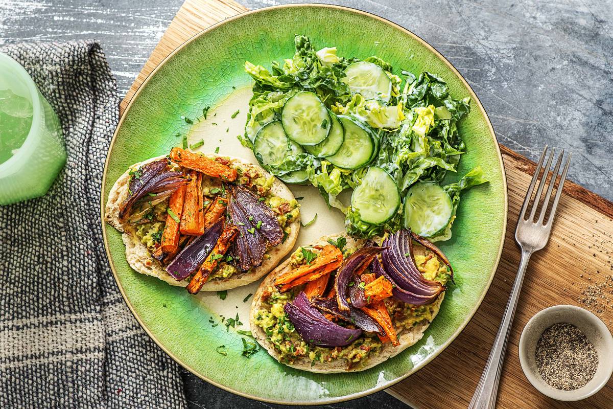 Sandwich aus Naan-Brot und Dukkah-Karotten