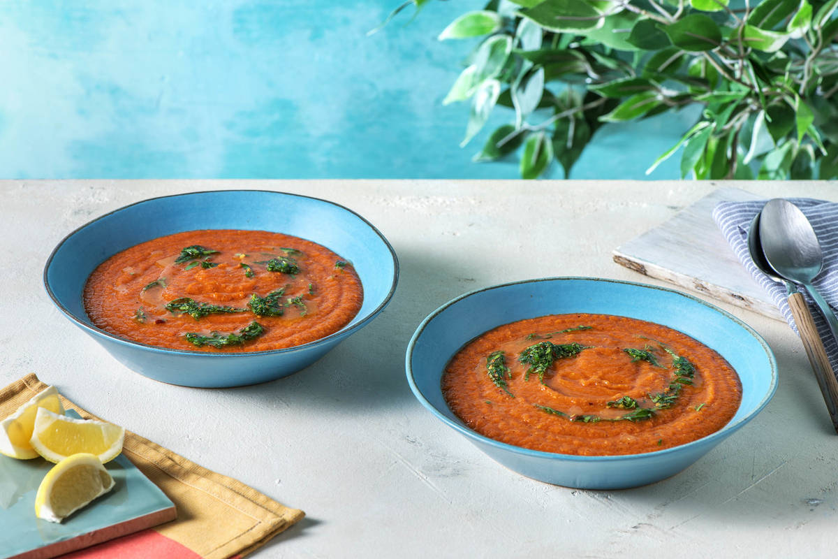 Scharfe orientalische Linsensuppe mit Kräuteröl