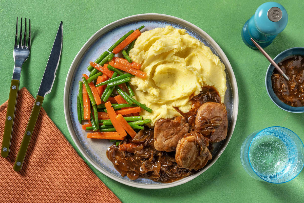 Bio-Schweinemedaillons in dunkler Zwiebelsoße