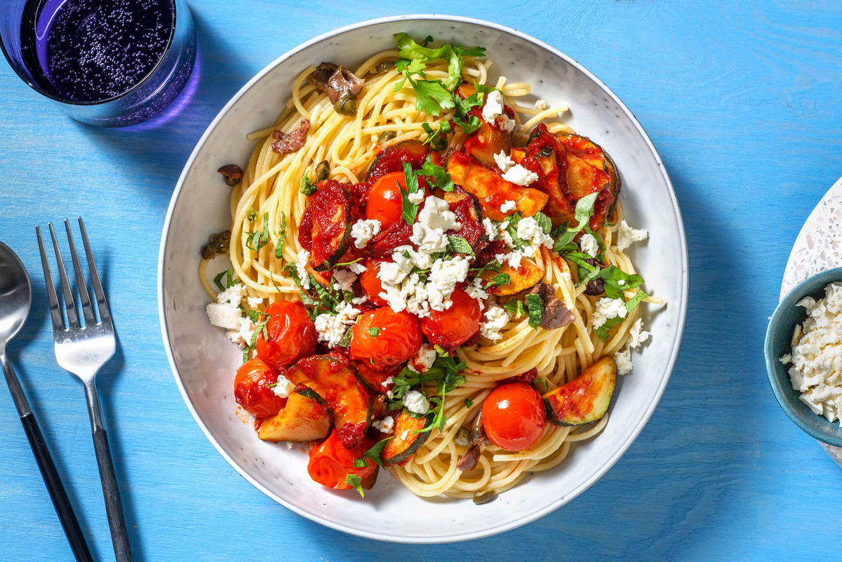 Spaghetti à la méditerranéenne avec de la courgette et de la feta