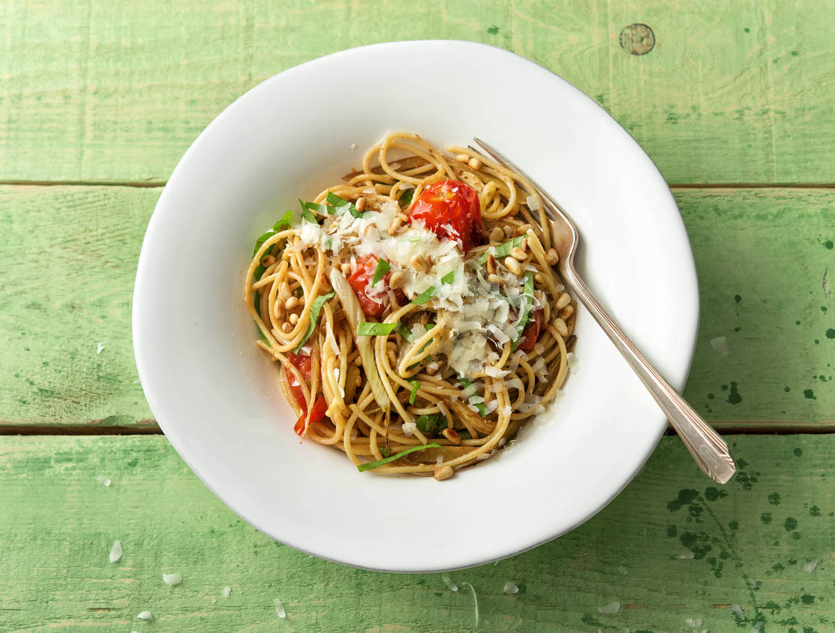 Spaghetti aglio olio met venkel, grana padano en basilicum