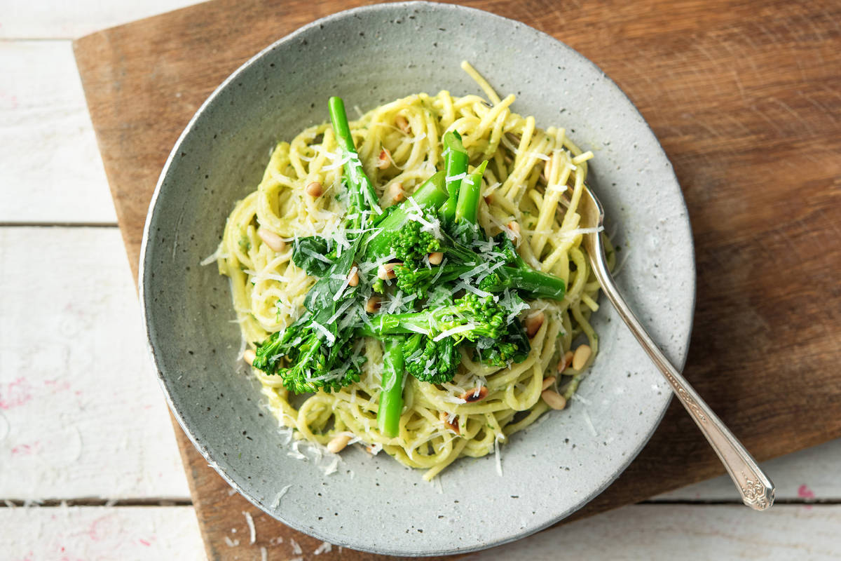 Spaghetti mit supercremigem Basilikum-Pinienkern-Pesto