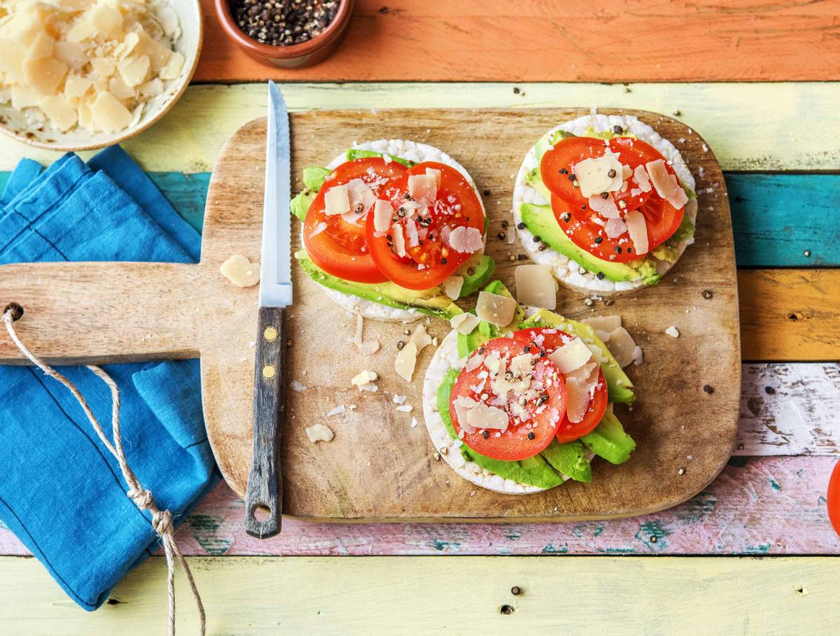 Speltwafels met oude kaas en avocado