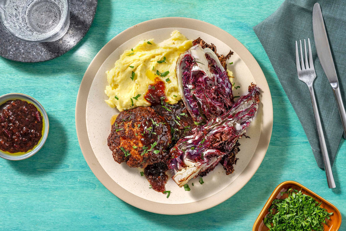 Steak haché et chou pointu violet rôti