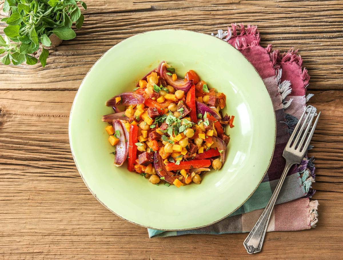 Stoofpotje met salami en bataat, kikkererwten en rode ui