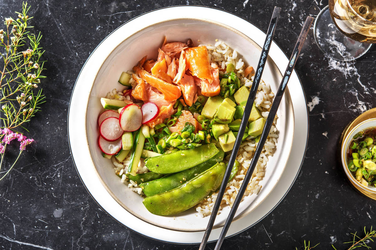 Sushibowl met warmgerookte zalm