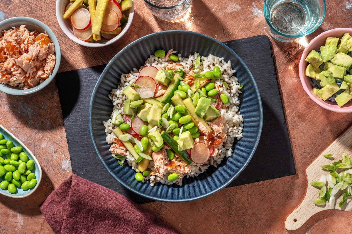 Sushibowl met warmgerookte zalm en sojabonen