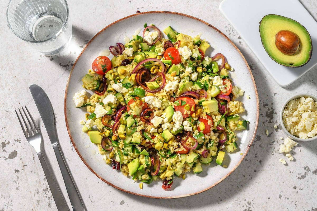 Taboulé garni d'avocat, concombre & pistaches