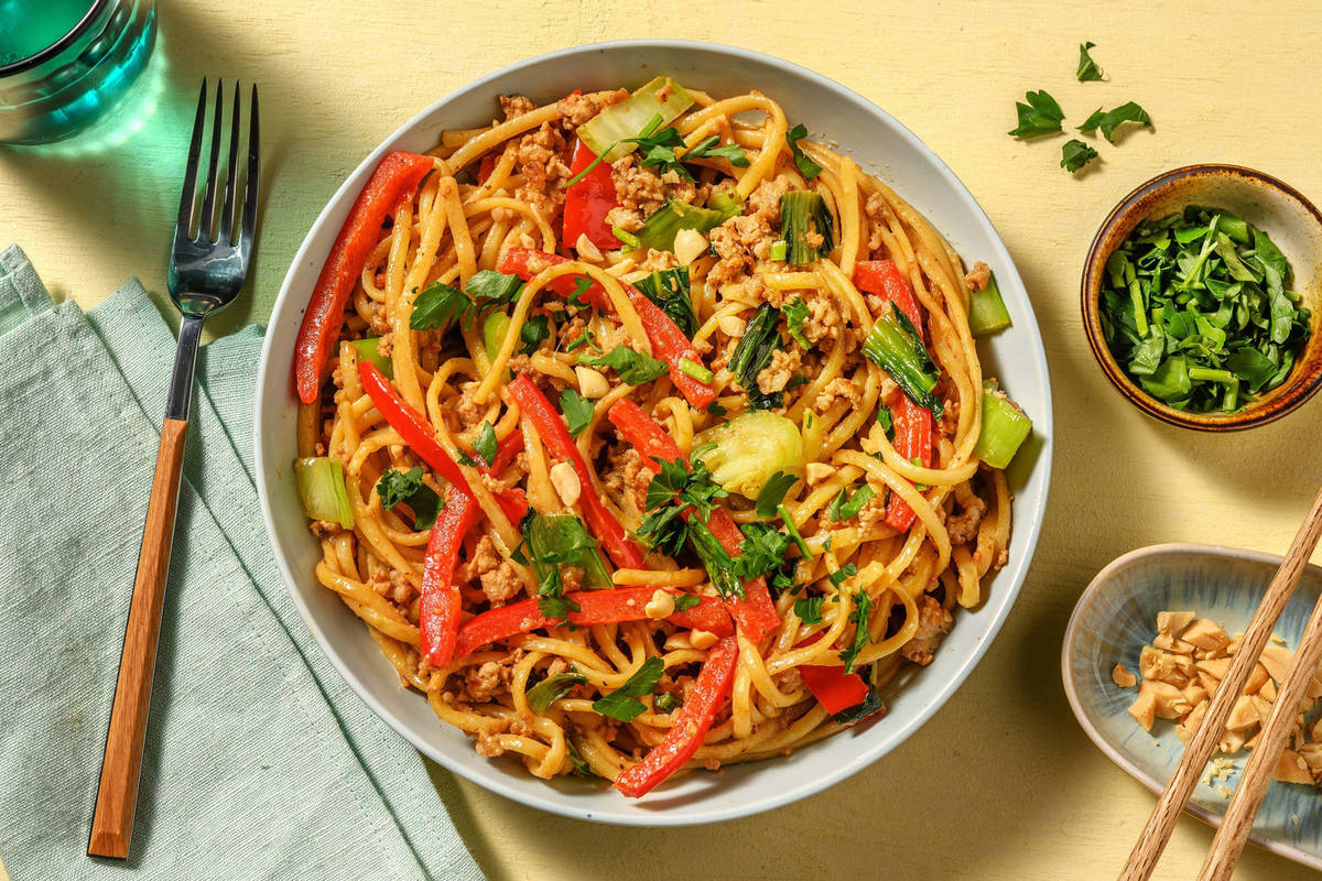 Nouilles au porc dans une sauce tahini-hoisin