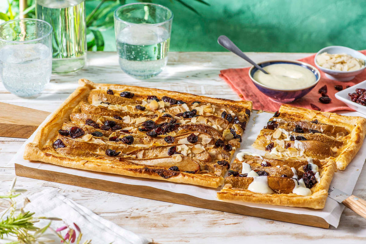 Perenplaattaart met crème fraîche, cranberry's en geschaafde amandelen
