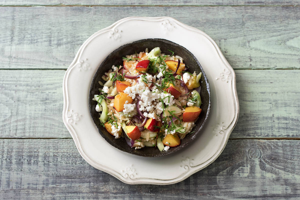 Lauwarmer Orzo-Salat mit Nektarine