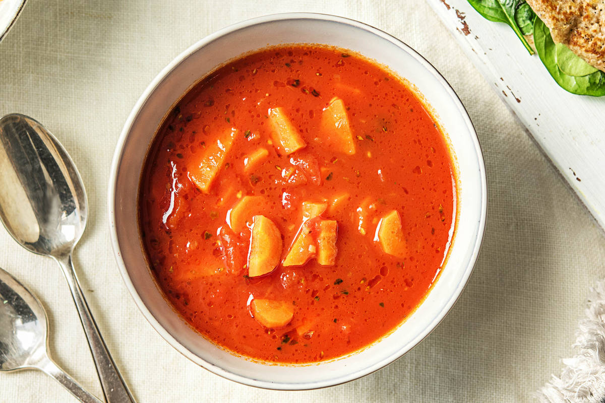 Tomaten-wortelsoep met een hartige spinaziepannenkoek en oude geitenkaas