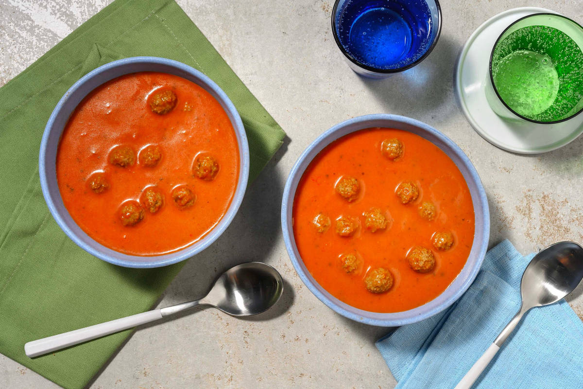 Tomatensuppe mit Fleischbällchen