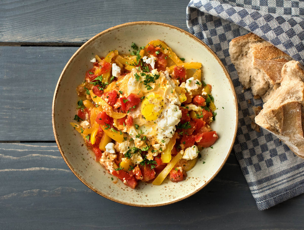 Traditionele shakshuka met ei en geitenkaas