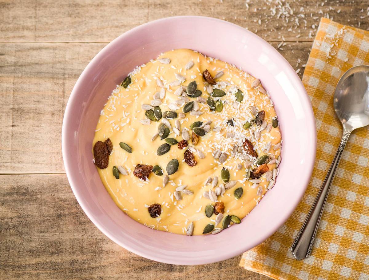 Vanille-mangosmoothie met pitten en kokos