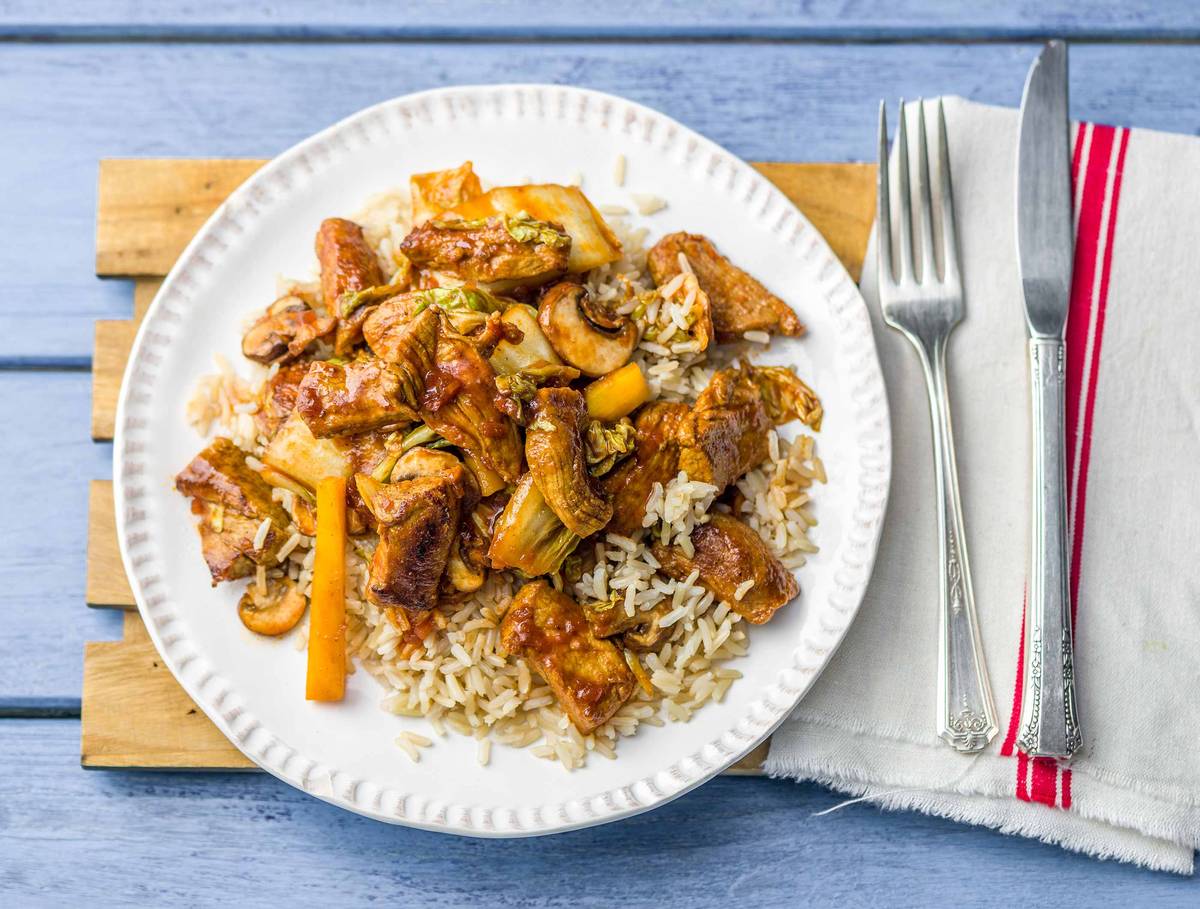 Varkensreepjes met rijst, groente en zoetzure saus