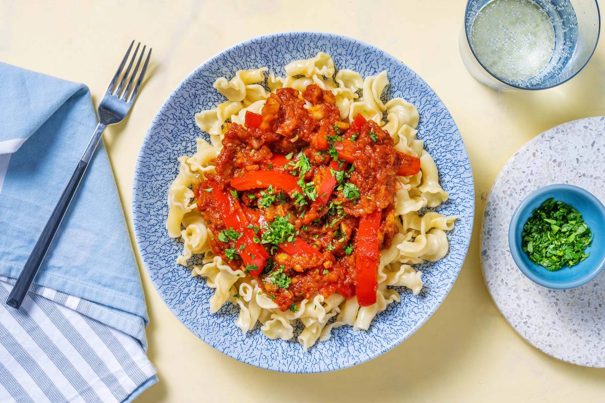 Veganes Jackfruit-Gulasch mit Gigli-Pasta
