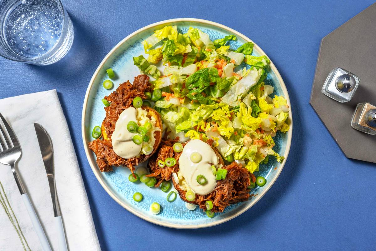 Veganes Pulled in BBQ-Marinade auf Ofenkartoffel