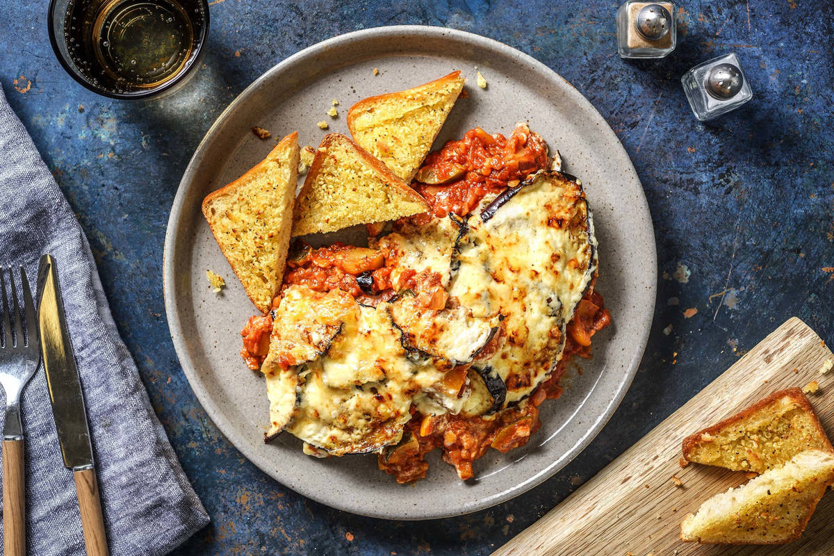 Vegetarische moussaka met knoflookbrood