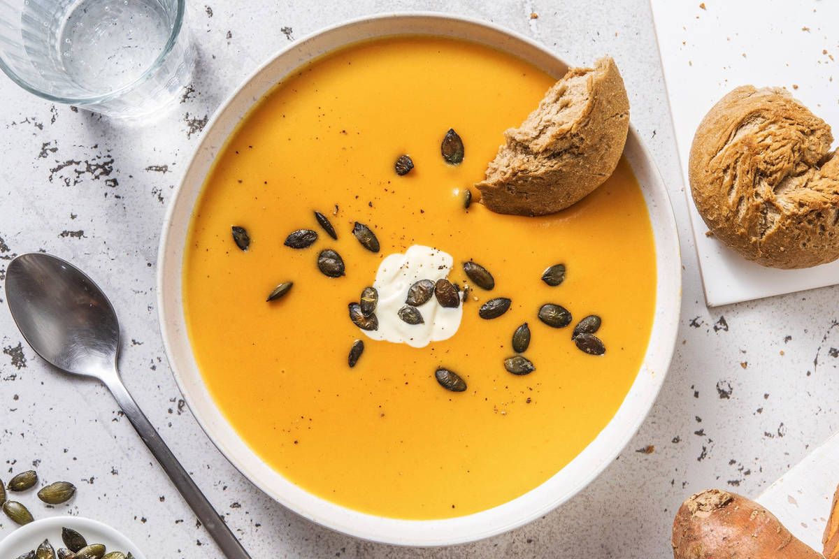 Maaltijdsoep met zoete aardappel en tomaat