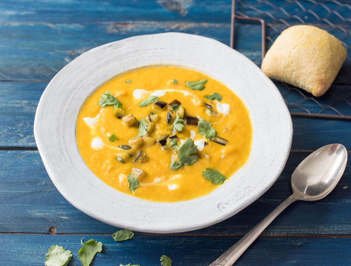 Potage au fenouil et à la carotte, nappé d’aubergine et de coriandre