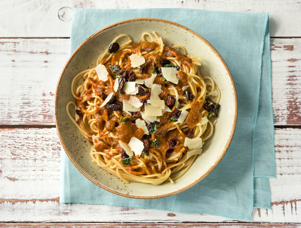 Spaghetti à la sauce tomate-épinards et olives