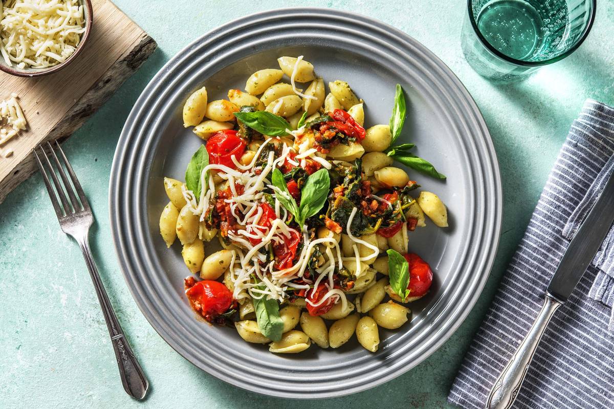 Verse conchiglie met tomatensaus en spekjes