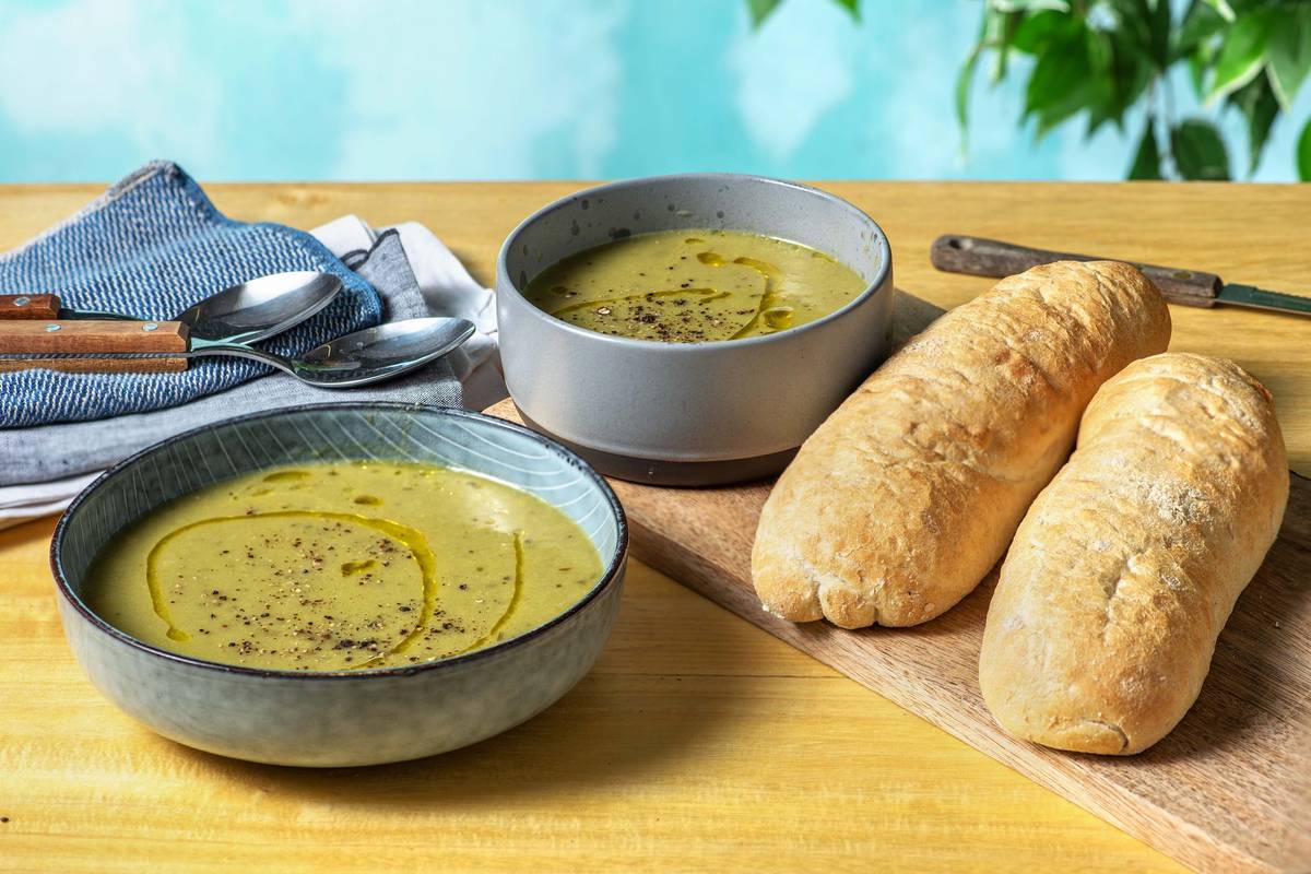 Soupe de petits pois à la menthe et demi-baguette