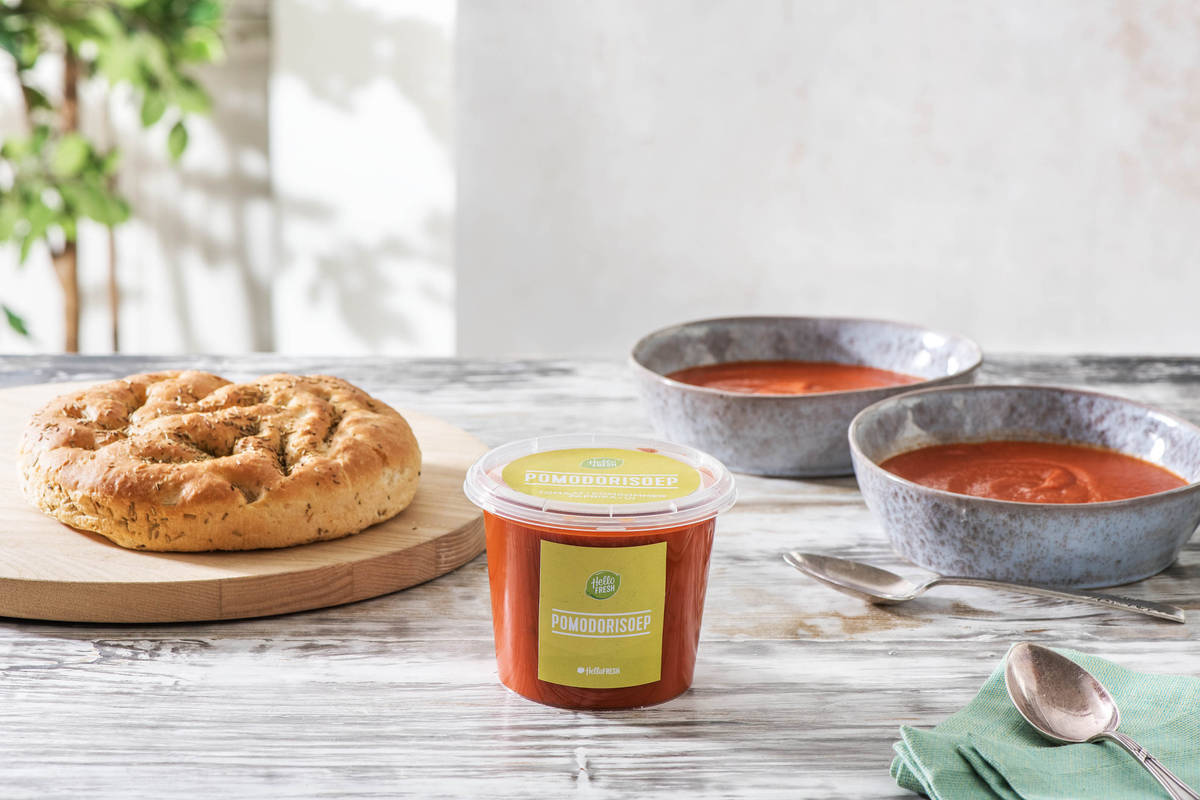 Verse pomodorisoep en focaccia met rozemarijn